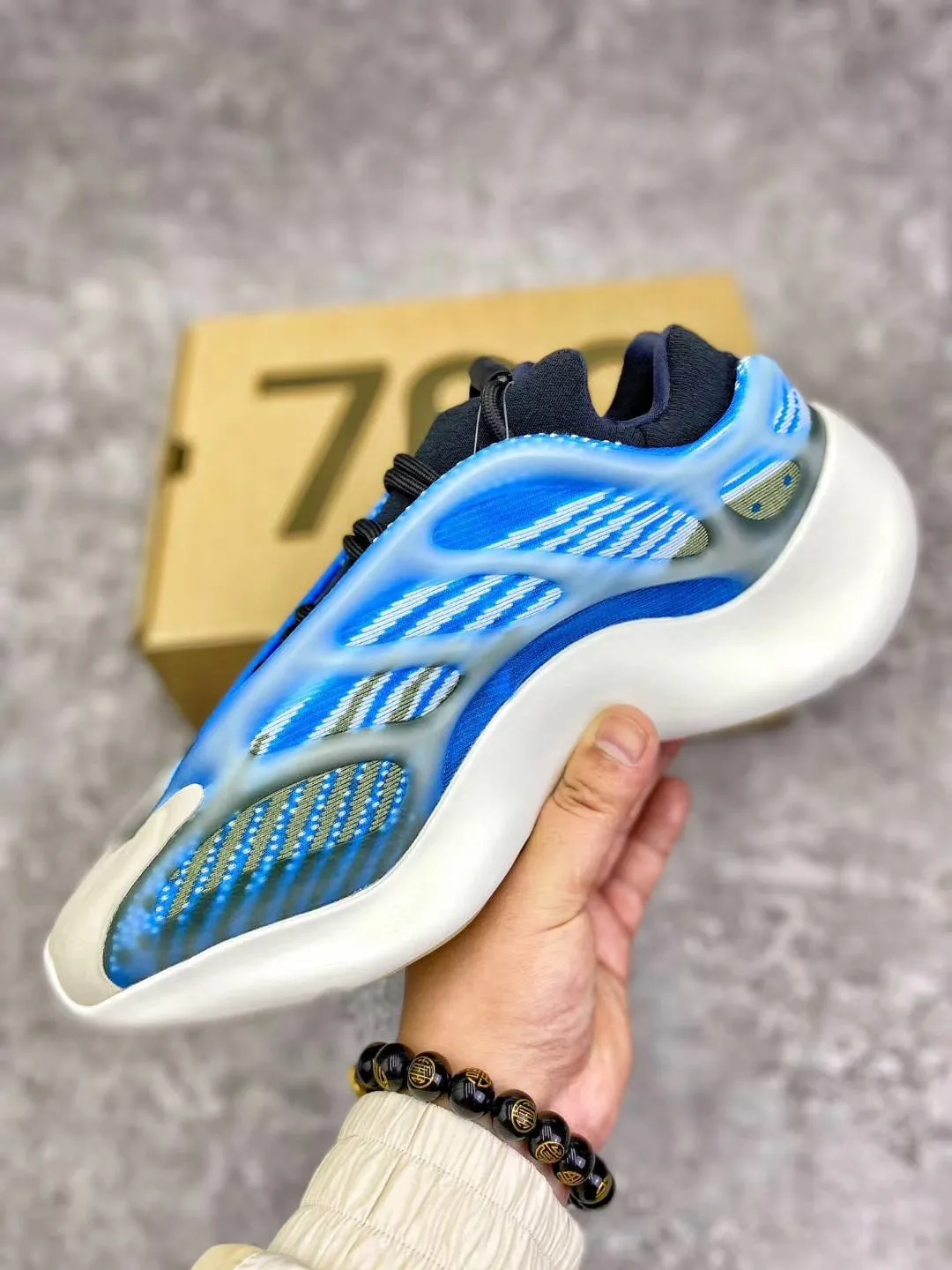High Quality Yeezy Arzareth New Blue Fluorescent