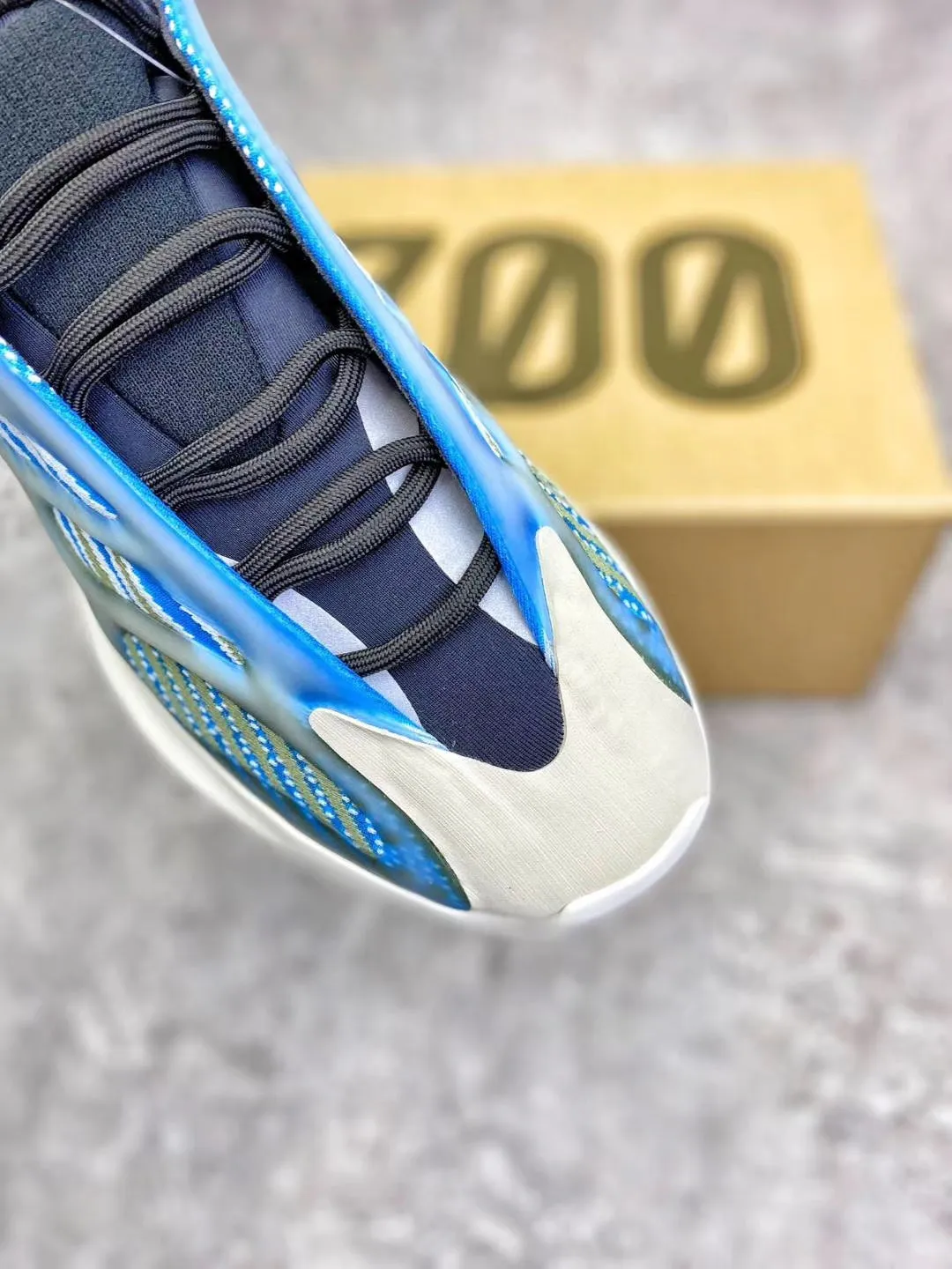 High Quality Yeezy Arzareth New Blue Fluorescent