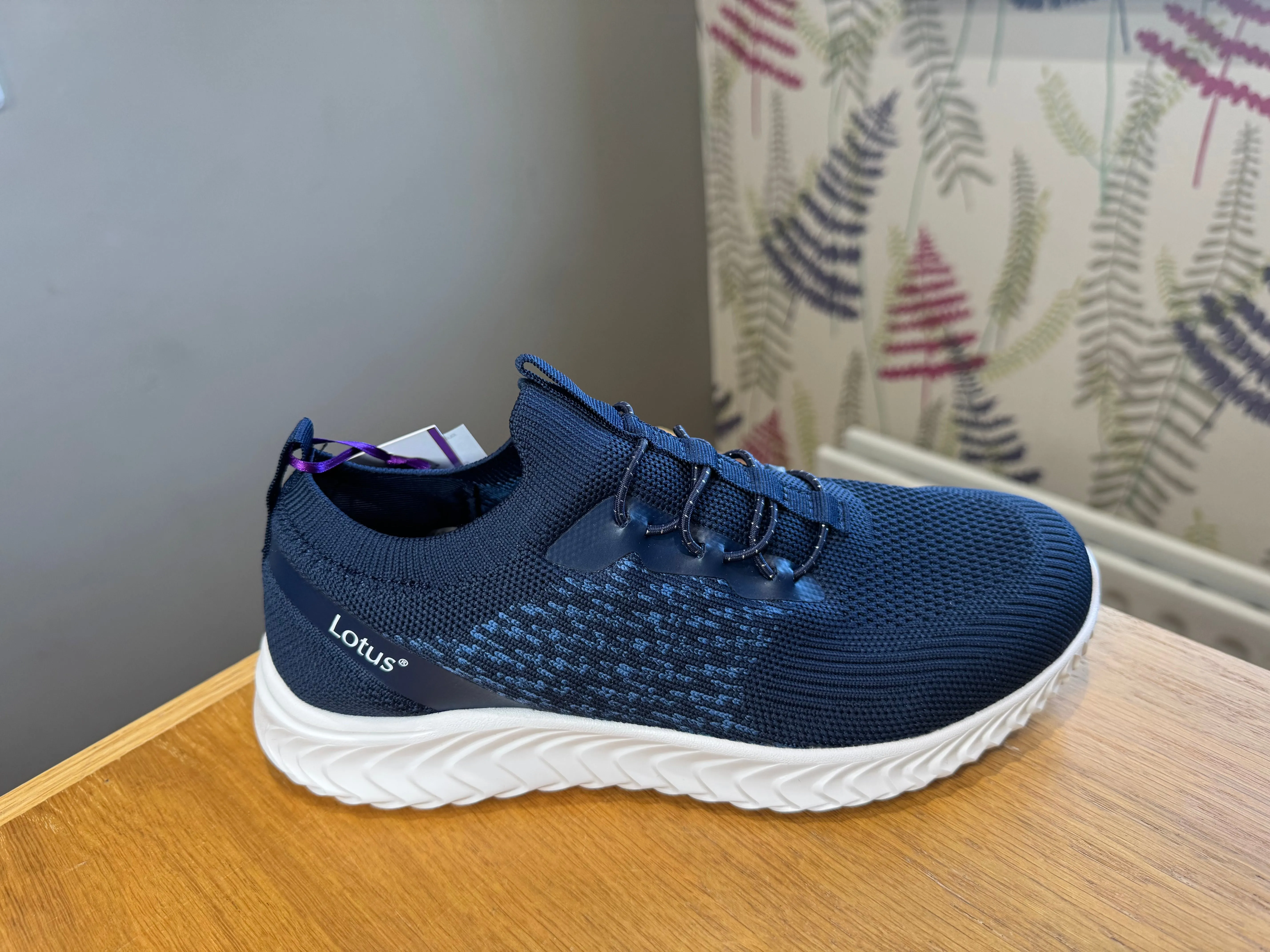 Lotus Girona Navy Trainer