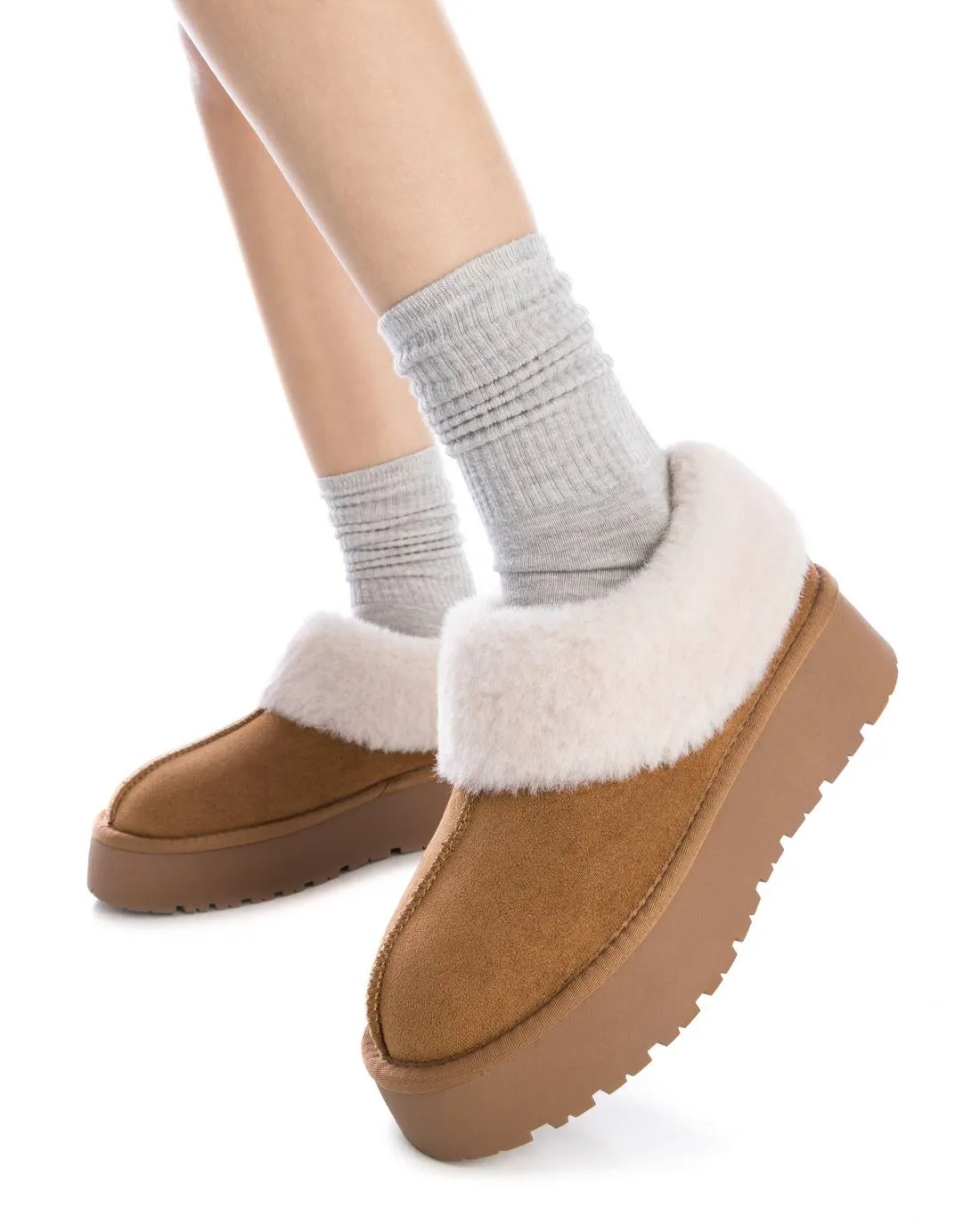 Women's Winter Suede Clogs By XTI 142211