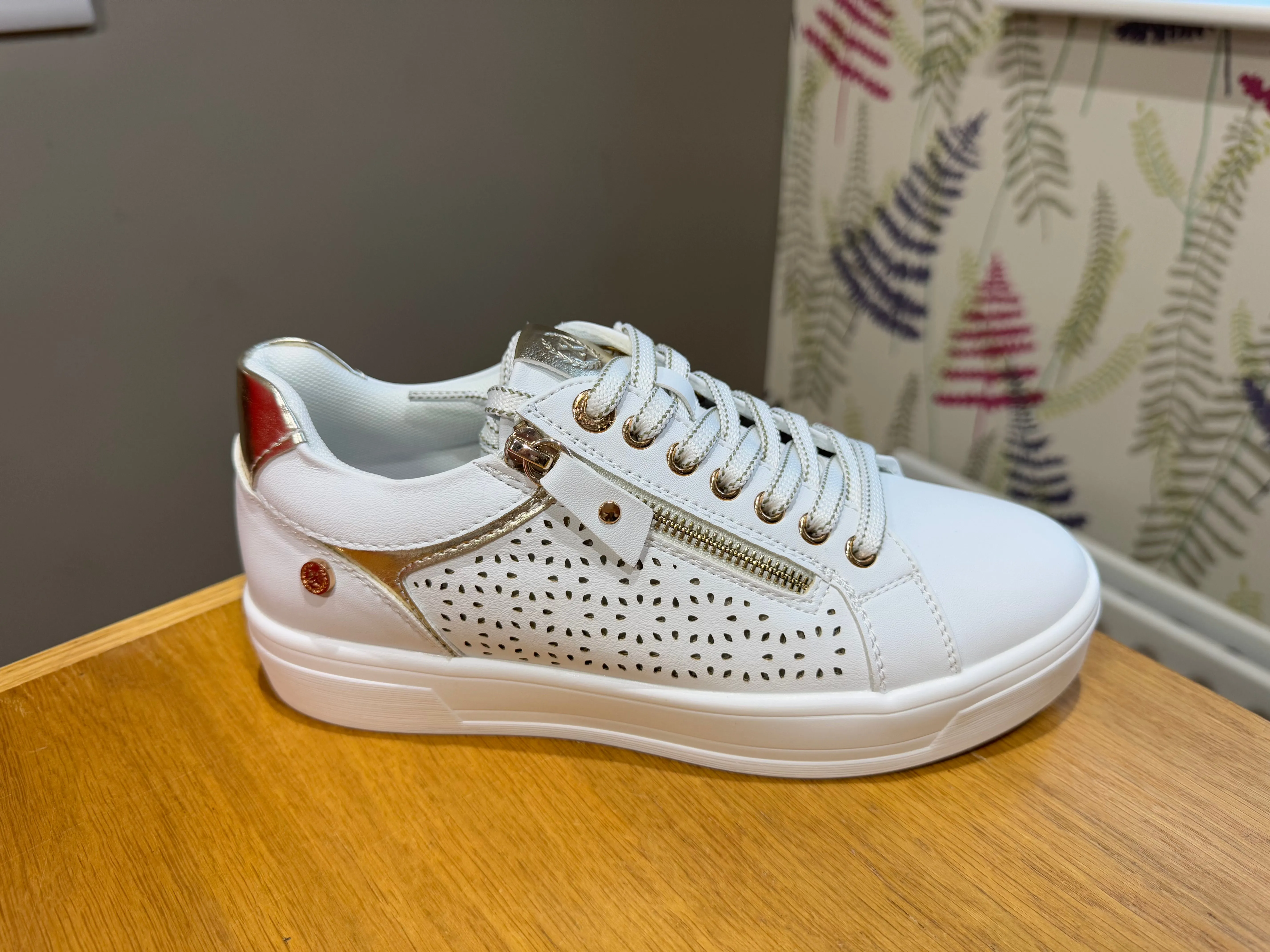 XTI White/Gold Zip Trainer